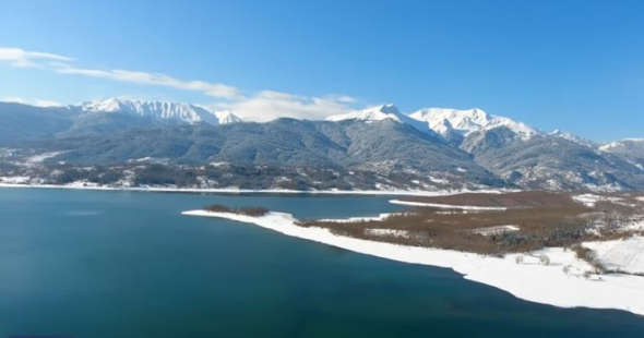 Εντυπωσιακά πλάνα από τη χιονισμένη λίμνη Πλαστήρα (βίντεο)